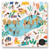 Pool party puzzel 1000 stuks Carolyn Suzuki Het is altijd zomer met deze Pool Party Puzzel! Deze legpuzzel van 1000 stukjes bevat illustraties van grappige mensen die zonnebaden, stoeien en zich vermengen onder de zon. De puzzel van 19,5 x 27,5 wordt geleverd met een inlijstbare poster in een mooie  stevige kartonnen doos van goudfolie.