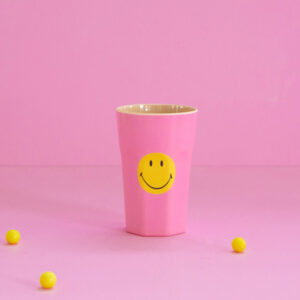 Smiley melamine beker pink Smiley is een roze melamine beker met een gele nostalgische smiley en aan de andere kant van de beker de tekst" Take the time to smile" De beker is super praktisch voor zowel kinderen als volwassenen. De smiley melamine beker kan overal voor worden gebruikt – om te drinken, voor potloden of voor een picknick.  Dit product is gemaakt van melamine dat praktisch, duurzaam en essentieel is voor het dagelijks leven, feesten, picknicks en nog veel meer. De  melamine bekers zijn van de hoogste kwaliteit, herbruikbaar en vrij van bisfenol A en ftalaten. RICE gebruikt EU-gecertificeerde testrapporten, goedgekeurd door de ‘Danish Veterinary and Food Administration’. Melamine kan in de vaatwasser maar is niet geschikt voor de magnetron. Afmeting:13cm Diameter:9cm Inhoud: 500ml