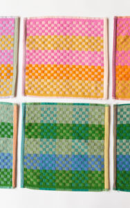 Foekje Fleur set 2 vaatdoeken Kleurrijk huishoudtextiel gemaakt van industrieresten! Wanneer fabrieken garens verven om textiel te weven, maken ze er wat extra – voor het geval dat – maar die blijven vaak ongebruikt. Het Odds & Ends textiel is ontworpen om het maximale uit deze restanten te halen, waardoor onverwachte kleurcombinaties ontstaan. – set van 2 multidoeken (een groenige en een roze) - 100% katoen – geschikt voor keuken of badkamer – 30x30 cm – label maakt ophangen mogelijk – gemaakt in Portugal – zware kwaliteit 370 gr/m2