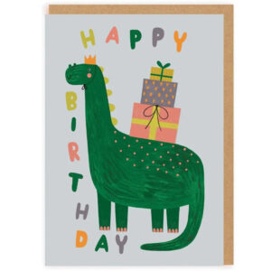 Wenskaart Happy Birthday Dinosaurus  Deze vrolijke verjaardagskaart is ontworpen door de getalenteerde illustrator Daria Solak, afkomstig uit Polen en woonachtig in Londen. Met haar passie voor koffie en kinderboeken brengt Daria haar illustraties tot leven, allemaal met de hand getekend. Deze dubbele blanco wenskaart toont een speelse, groene dinosaurus omringd door kleurrijke cadeautjes – perfect om iemand een feestelijke verjaardagswens te sturen! De kaart is gemaakt van hoogwaardig FSC-gecertificeerd papier, wat betekent dat het op een milieuvriendelijke en duurzame manier is geproduceerd. Voeg een persoonlijke boodschap toe en maak iemands verjaardag nog specialer met deze unieke kaart! Afmeting: 10,8cm x 14,8cm 