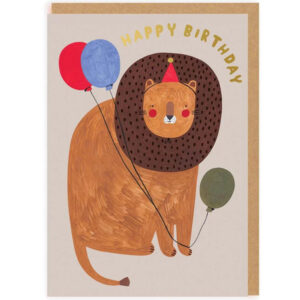 Wenskaart Happy Birthday Lion Deze mooie verjaardagskaart, ontworpen door de getalenteerde illustrator Daria Solak, toont een schattige leeuw met een rood feesthoedje, omringd door kleurrijke ballonnen. Daria, oorspronkelijk uit Polen en nu woonachtig in Londen, haalt haar inspiratie uit haar liefde voor koffie en kinderboeken. Al haar ontwerpen zijn met de hand getekend, waardoor elke kaart een unieke, persoonlijke uitstraling heeft. De kaart is gemaakt van FSC-gecertificeerd papier, wat garant staat voor een milieuvriendelijke en duurzame productie. De binnenkant is blanco, zodat je ruimte hebt voor een persoonlijke boodschap. Inclusief een rode enveloppe, is deze kaart de perfecte keuze voor een feestelijke verjaardagswens. Afmeting: 10,8cm x 14.8cm 