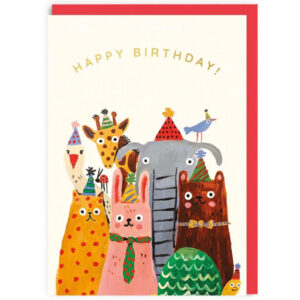 Wenskaart Happy Birthday Animals Deze feestelijke verjaardagskaart, ontworpen door Emily Doliner, brengt een vrolijke groep dieren samen voor een verjaardagsfeestje. De olifant, giraf, poes, hond en konijn – allemaal met kleurrijke feesthoedjes op kijken er naar uit om samen de jarige te vieren! Emily, een illustrator en designer uit North Carolina, haalt haar dagelijkse inspiratie uit de verbeelding van haar twee jonge dochters. Haar ontwerpen, zowel handgetekend als digitaal gemaakt, stralen altijd creativiteit en warmte uit. De kaart is gemaakt van FSC-gecertificeerd papier, wat zorgt voor een milieuvriendelijke productie. De binnenkant is blanco, zodat je ruimte hebt voor je persoonlijke verjaardagswens. Inclusief een rode enveloppe, is deze kaart de perfecte manier om een verjaardag extra speciaal te maken. Afmeting: 10,8cm x 14,8cm 