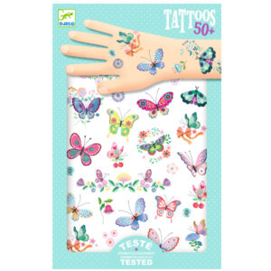 Magische Vlinder Glitter Tattoos – Djeco Dream Butterfly  Laat de fantasie van je kleintje vliegen met de Djeco Dream Butterfly Tattoos Deze set bevat maar liefst 50 prachtige glitter tattoos met kleurrijke vlinders, speciaal ontworpen voor kinderen vanaf 3 jaar. De betoverende illustraties zijn gemaakt door de getalenteerde illustrator Marie Desbons voor het Franse merk Djeco , bekend om haar fantasierijke stijl. Elk ontwerp is uniek, vrolijk en brengt een vleugje magie op een verjaardagsfeestje of speelmiddag. ✔ Kindvriendelijk: Veilige en huidvriendelijke materialen, perfect voor jonge kinderen vanaf 3 jaar. ✔ Eenvoudig aan te brengen: Even een beetje water, en klaar! ✔ Langdurig plezier: Blijven goed zitten, maar zijn ook eenvoudig te verwijderen. Ideaal voor feestjes, speeldagen of gewoon als extra sprankeltje creativiteit voor de allerkleinsten. Laat je kind stralen met deze bijzondere Djeco vlinder tattoos – een geweldige manier om kleur en magie toe te voegen aan elke dag! Bestel nu en laat de vlinders vliegen!